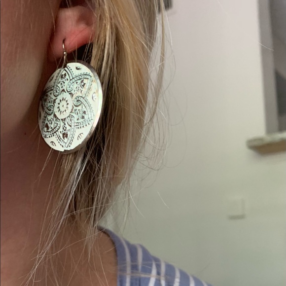 American Eagle Outfitters Jewelry - American Eagle white and gold round earrings